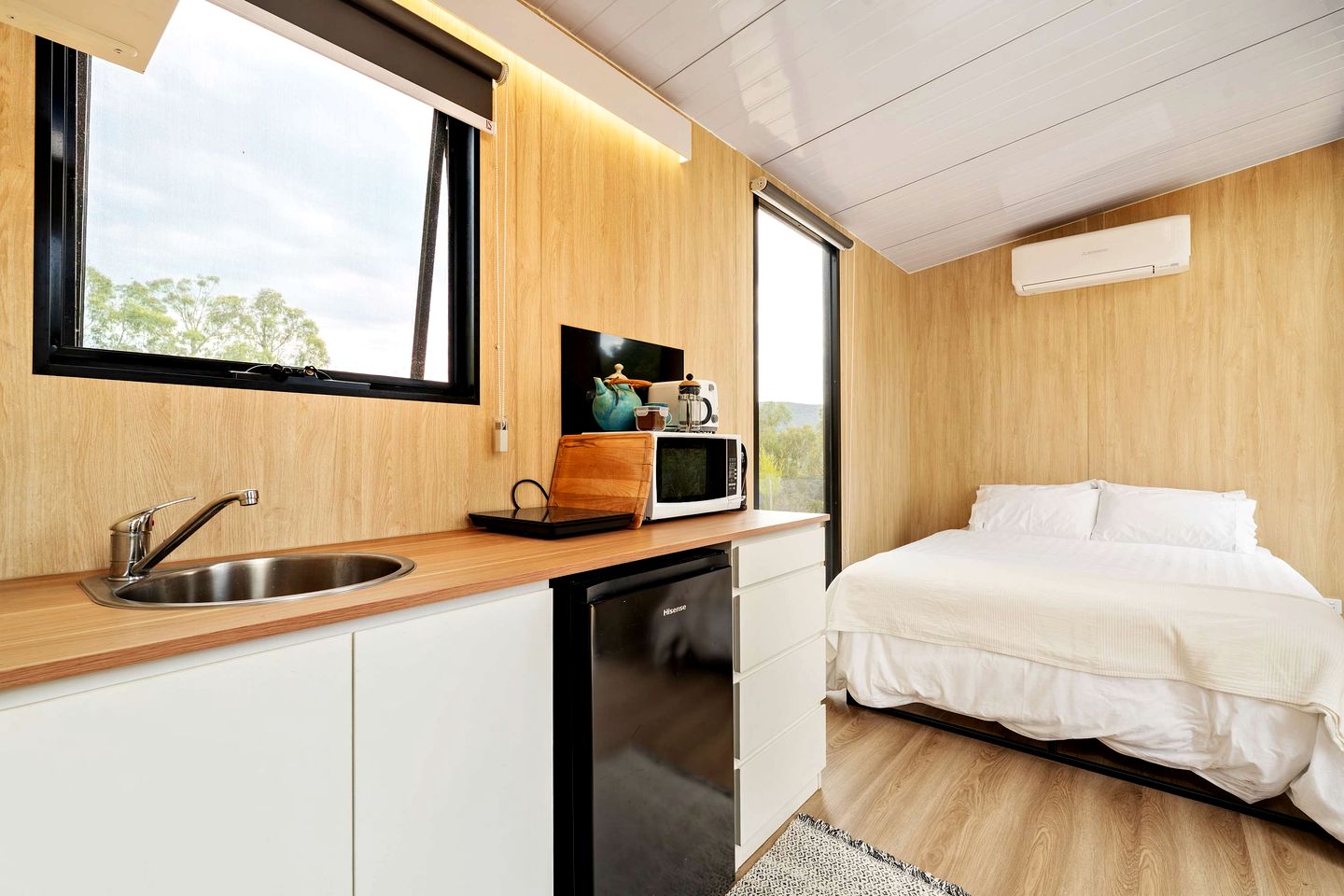 Elevated Tiny House with Valley and Vineyards Views in Victoria