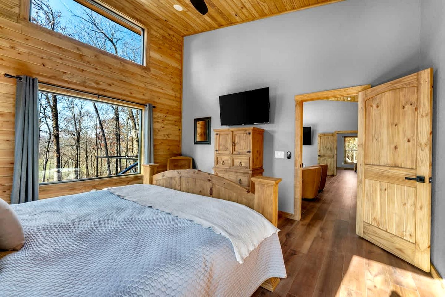 Tranquil Riverside Cabin with Expansive Trails near Elkins, Arkansas