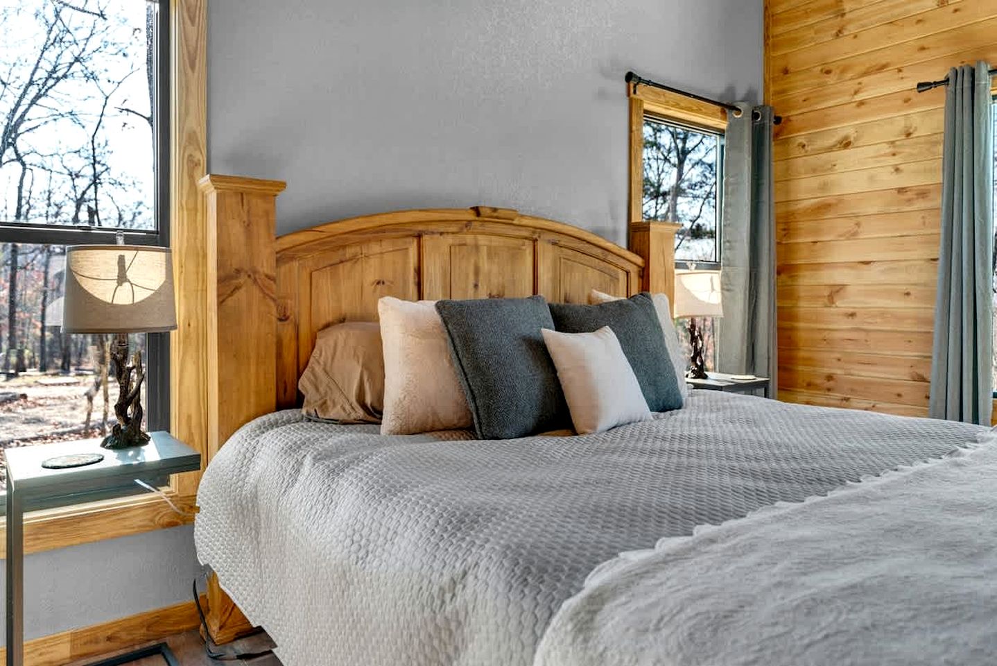 Tranquil Riverside Cabin with Expansive Trails near Elkins, Arkansas