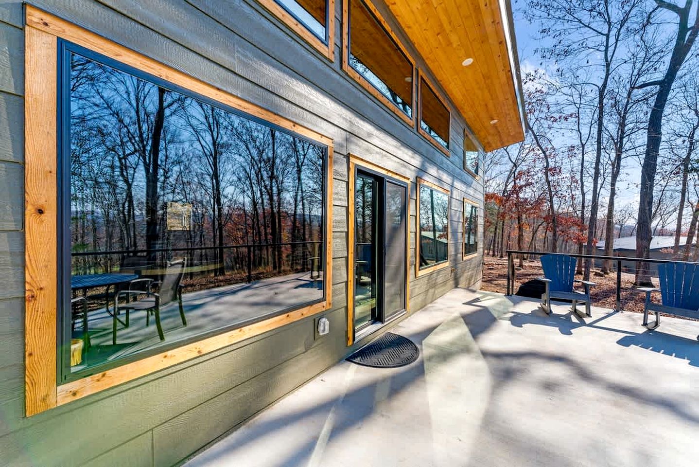 Tranquil Riverside Cabin with Expansive Trails near Elkins, Arkansas