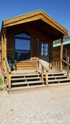 Comfortable Lakefront Cabin near West Yellowstone, Montana