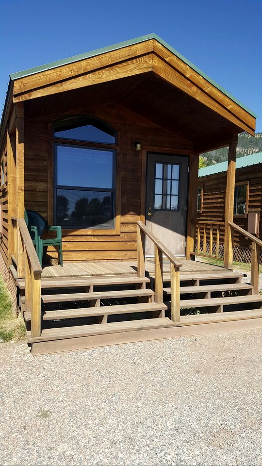Comfortable Lakefront Cabin near West Yellowstone, Montana