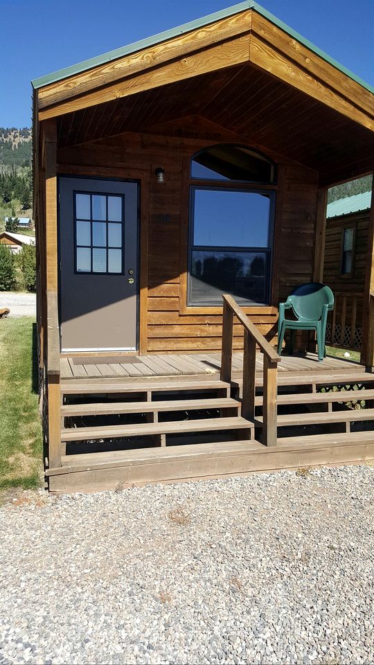 Wonderful Lakefront Cabin near West Yellowstone, Montana