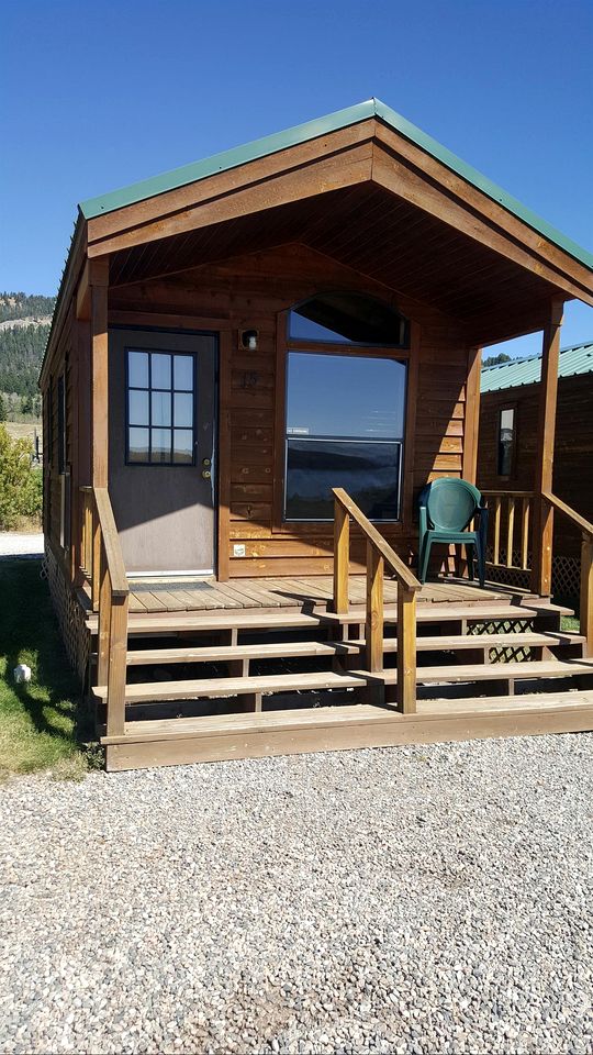 Beautiful Lakefront Cabin with Stunning Sights in Montana