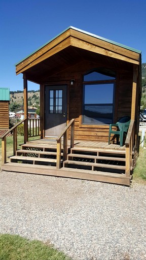Cabins (UnitedFamily Cabin with Private Bathroom and Kitchenette in MontanaStates of America, West Yellowstone, Montana)