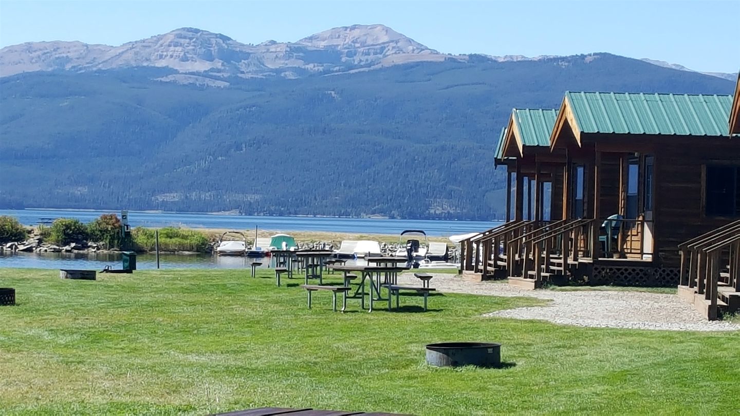 Family Cabin with Private Bathroom and Kitchenette in Montana