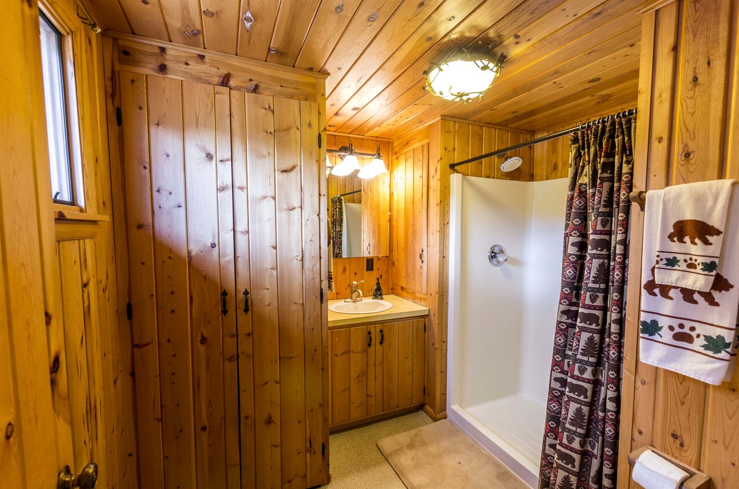 Scenic Cabin with Wildlife Views Near Madison River, Ennis, Montana