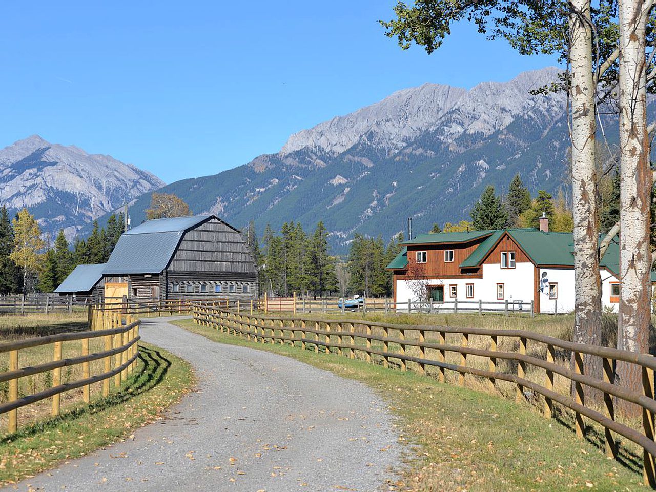 Luxury Cabin Rental with Horse Stables in Canadian Rockies of British Columbia