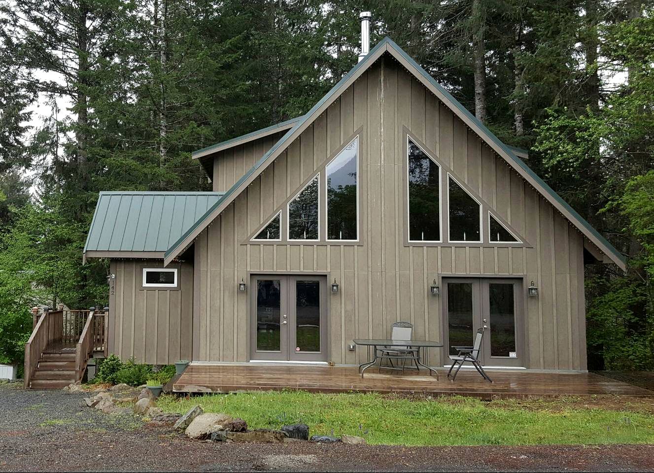 Spacious, Year-Round Cabin with Hot Tub in Packwood, Washington