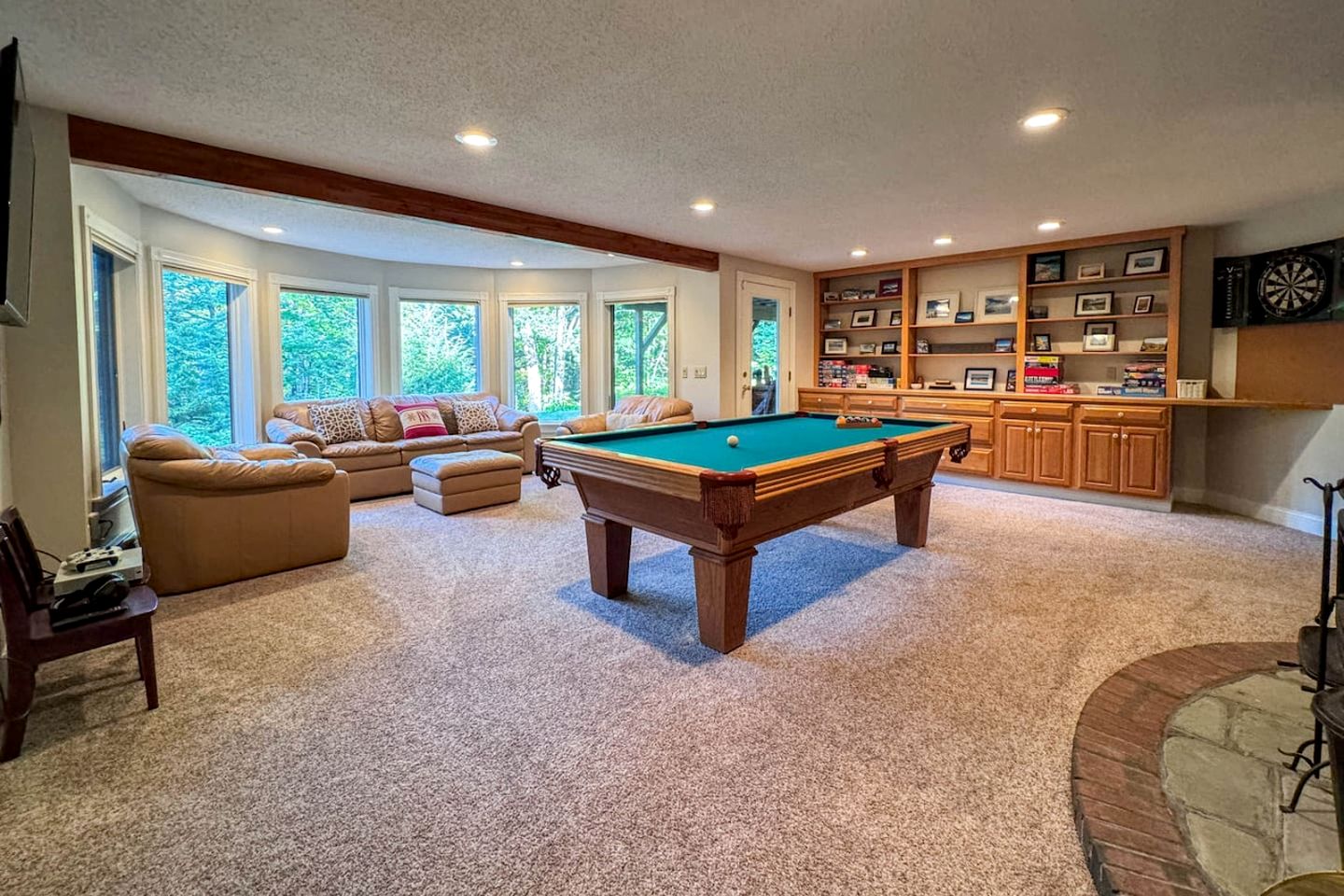 Impressive Spacious Cabin with Hot-Tub and Pool Table in New Hampshire