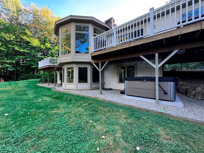 Impressive Spacious Cabin with Hot-Tub and Pool Table in New Hampshire