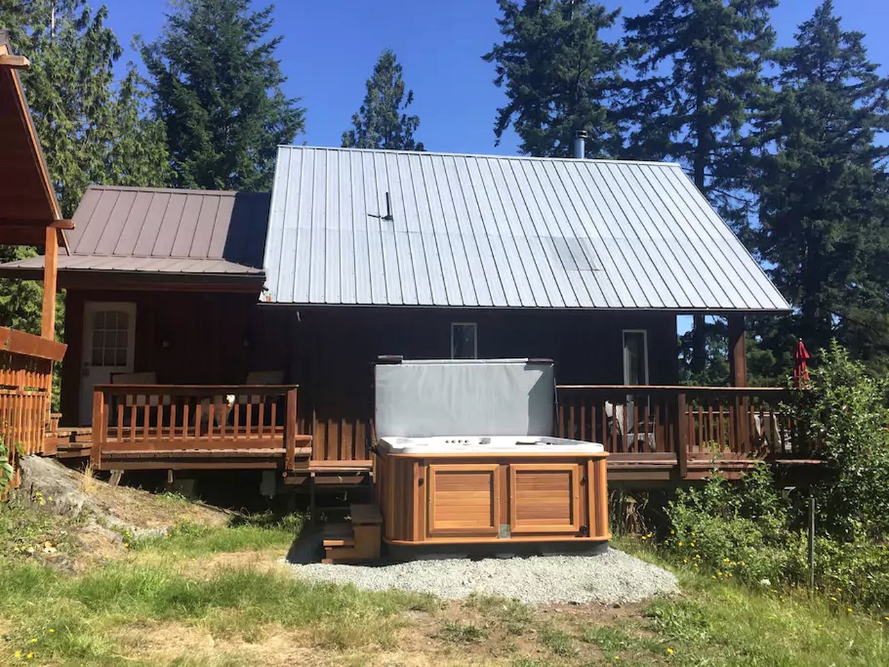 Secluded Cottage with a Salt Water Hot Tub in Westholme, Vancouver Island