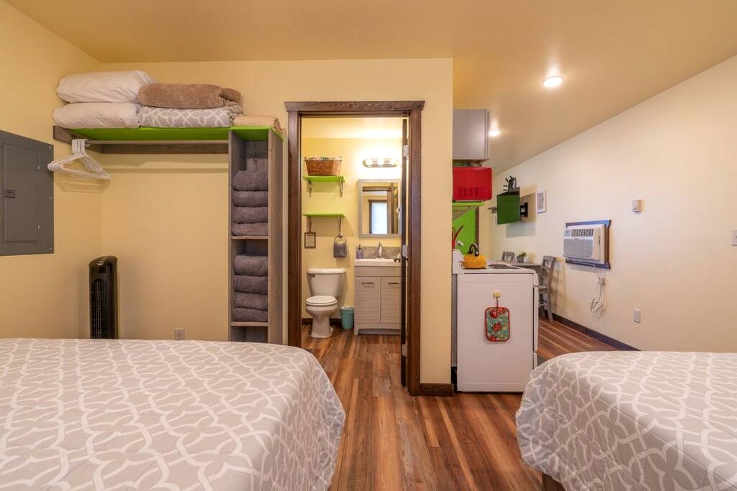 Cute Tiny Cabin near Yellowstone National Park for an Unforgettable Getaway in Emigrant, Montana