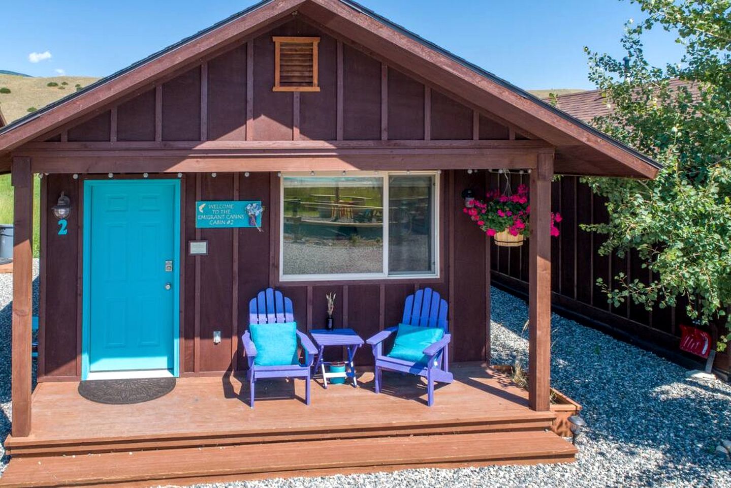 Cozy Tiny Cabin with Breathtaking Emigrant Peak Views for an Amazing Escape in Montana