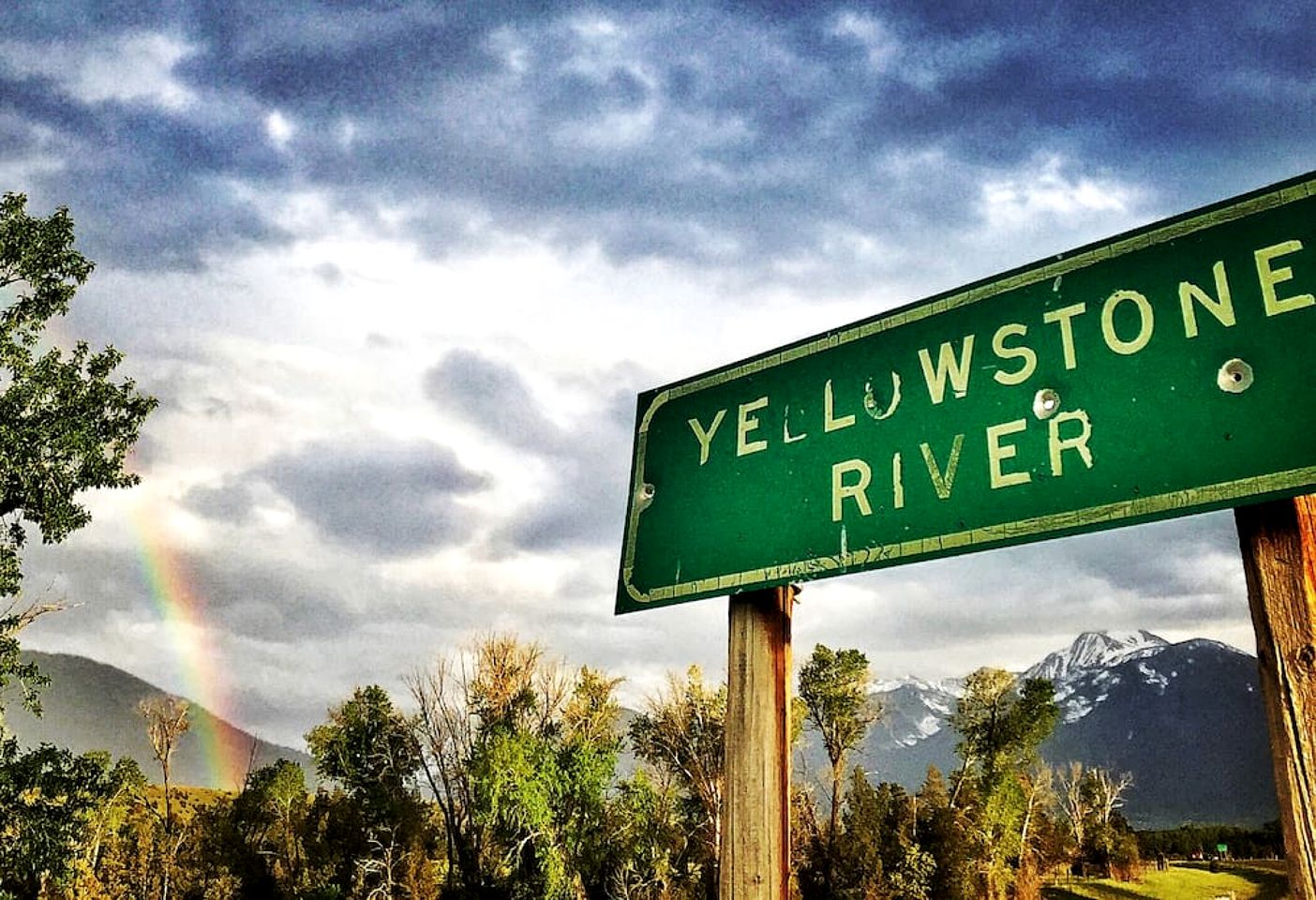 Lovely Tiny Cabin Close to Yellowstone with Incredible Mountain Views in Emigrant, Montana