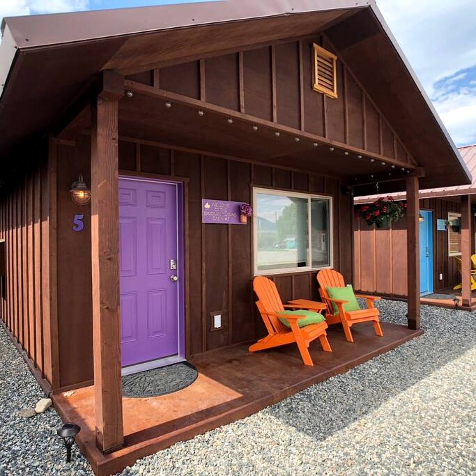 Lovely Tiny Cabin Close to Yellowstone with Incredible Mountain Views in Emigrant, Montana