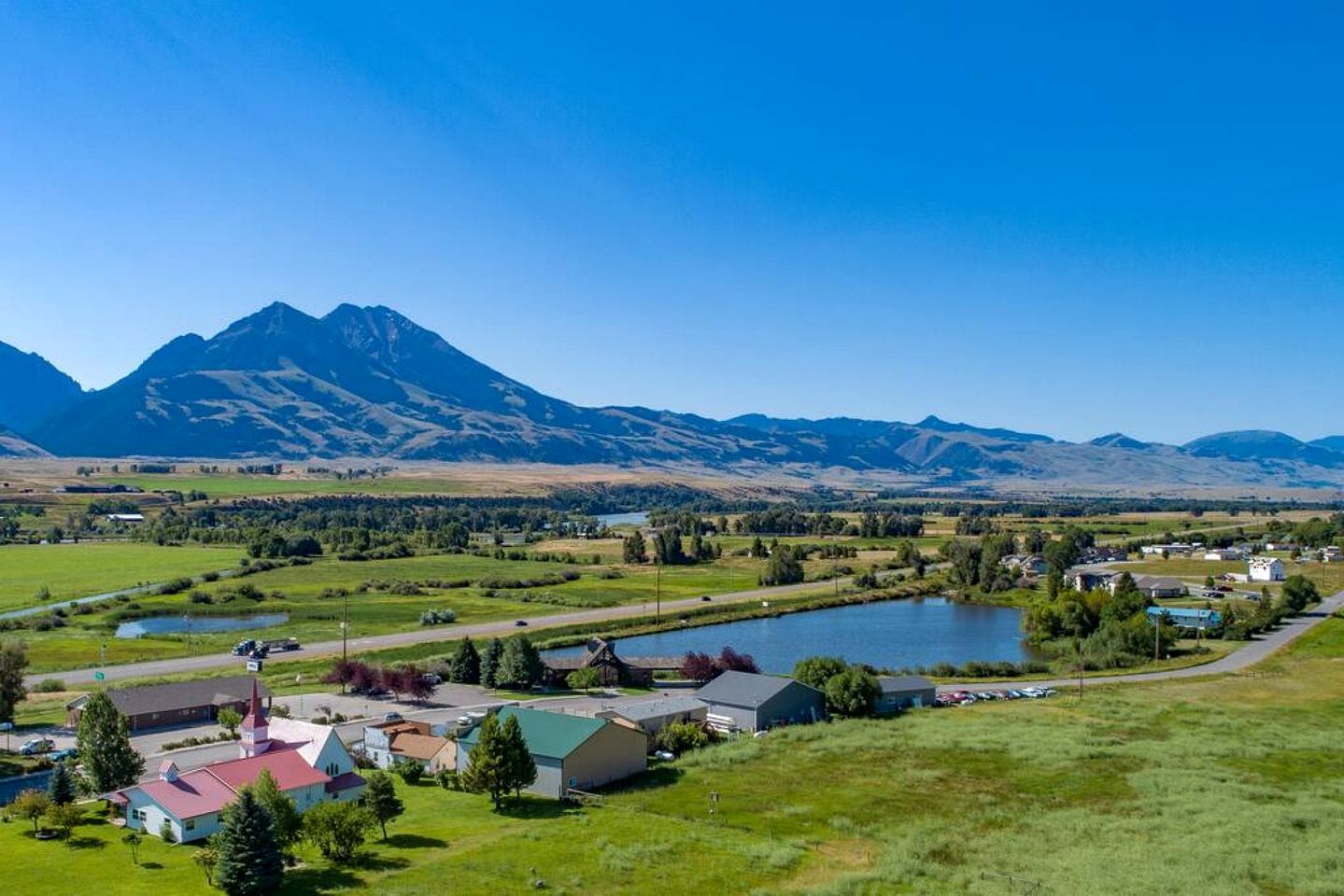 Lovely Tiny Cabin Close to Yellowstone with Incredible Mountain Views in Emigrant, Montana