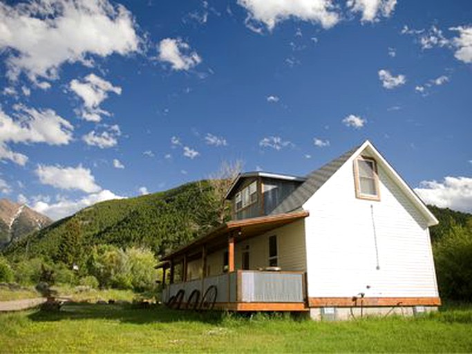 Cabins (Pray, Montana, United States)