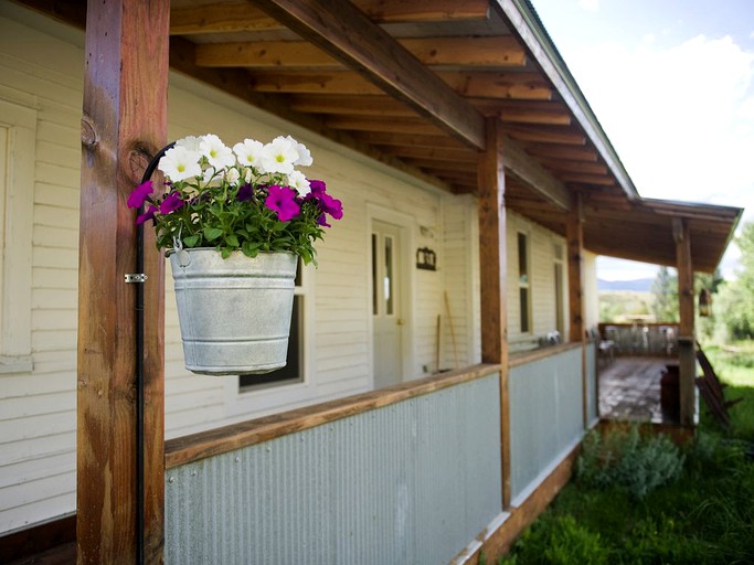 Cabins (Pray, Montana, United States)