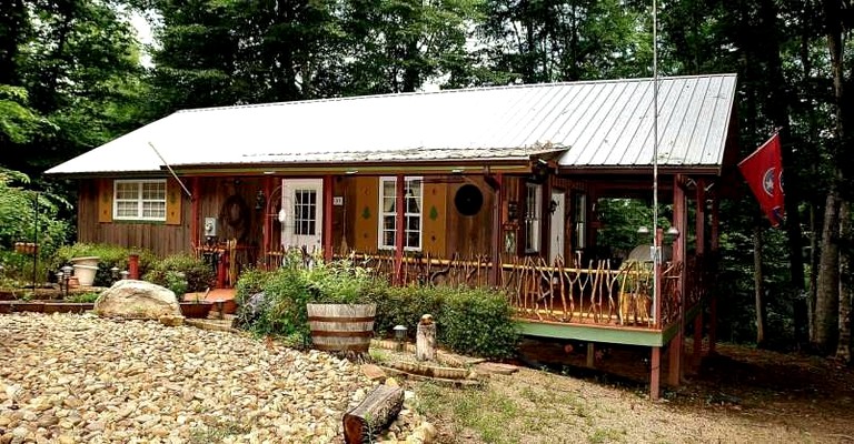 Rustic Wooden Cottage with Hot-Tub and Hiking Trails in Newport, Tennessee