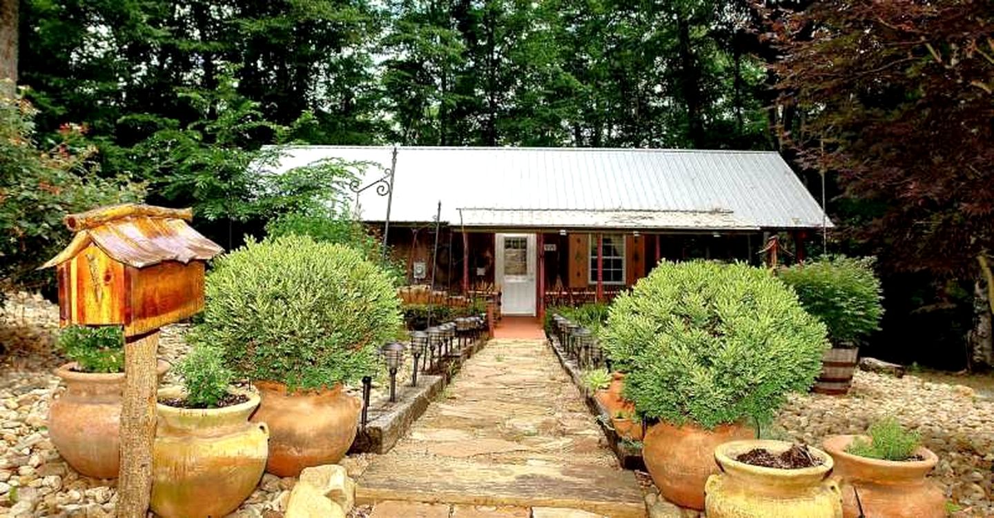 Rustic Wooden Cottage with Hot-Tub and Hiking Trails in Newport, Tennessee