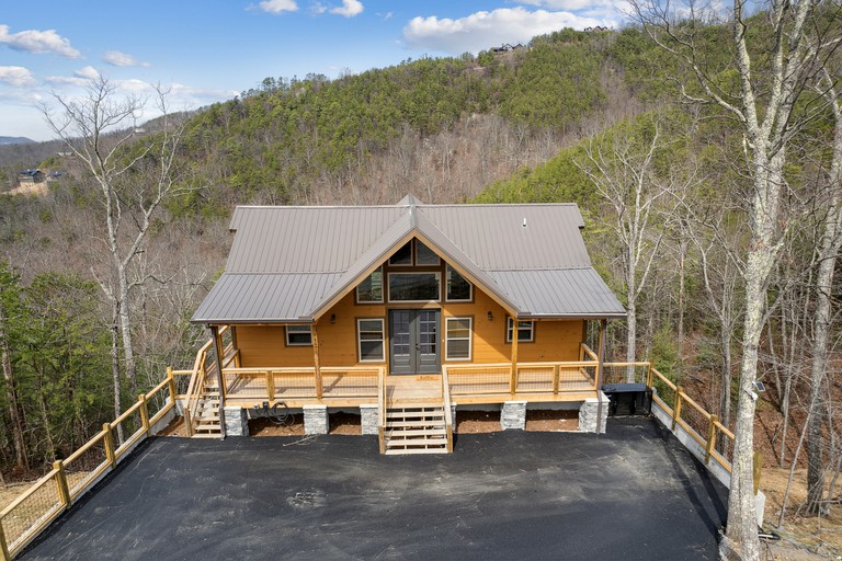 Wonderful Mountain Cabin Retreat with Fully Equipped Exterior, Spa and Pool Table in Sevierville, Tennessee