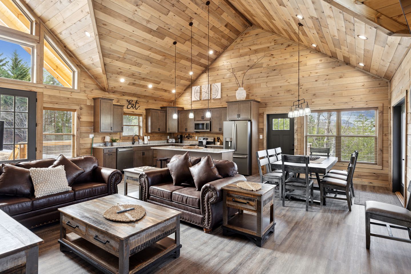 Wonderful Mountain Cabin Retreat with Fully Equipped Exterior, Spa and Pool Table in Sevierville, Tennessee