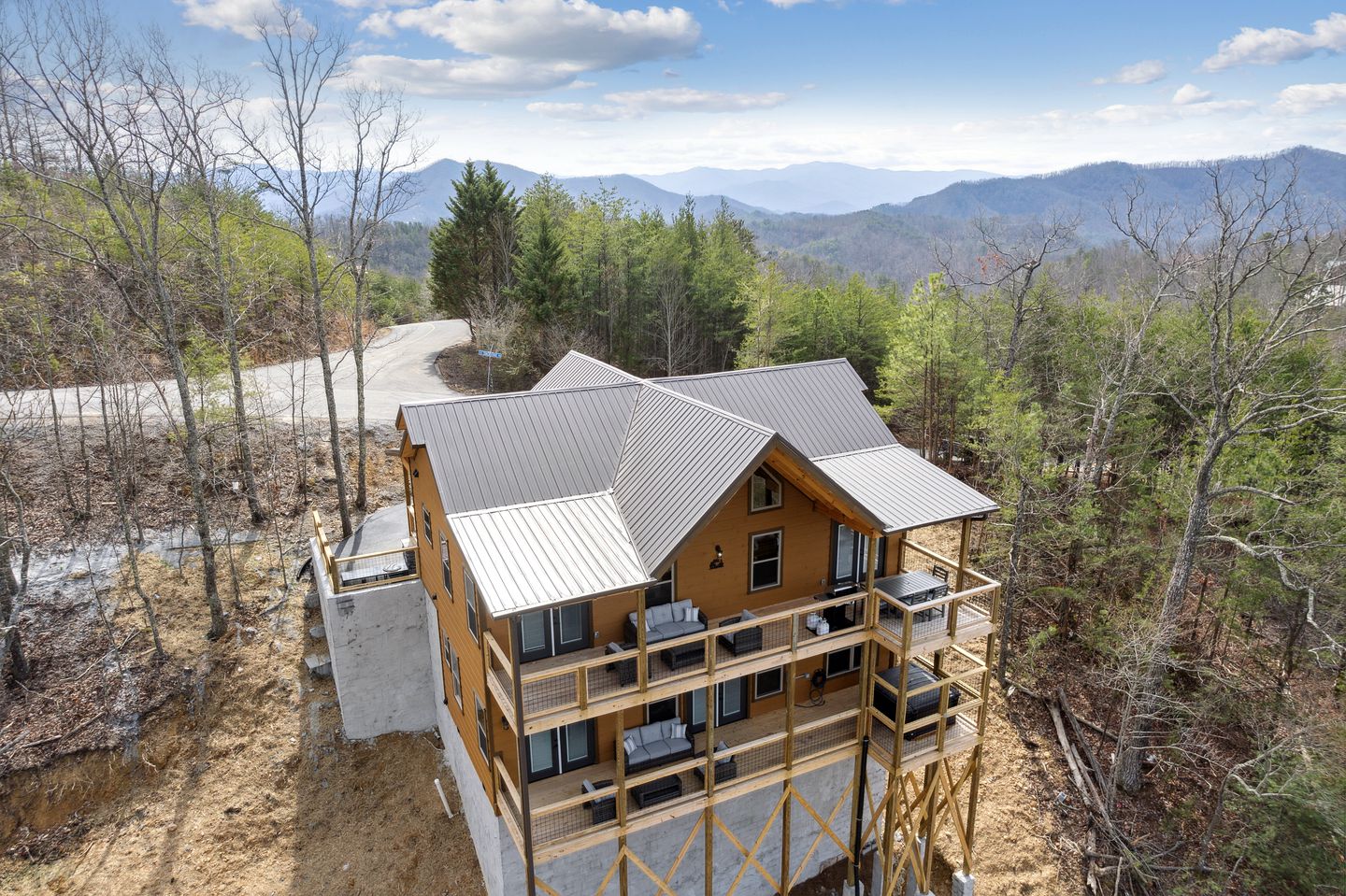 Wonderful Mountain Cabin Retreat with Fully Equipped Exterior, Spa and Pool Table in Sevierville, Tennessee