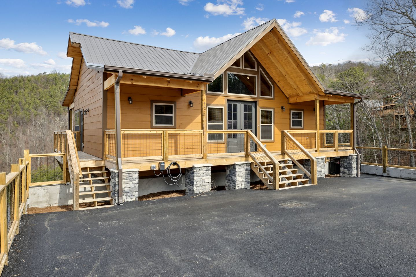 Wonderful Mountain Cabin Retreat with Fully Equipped Exterior, Spa and Pool Table in Sevierville, Tennessee