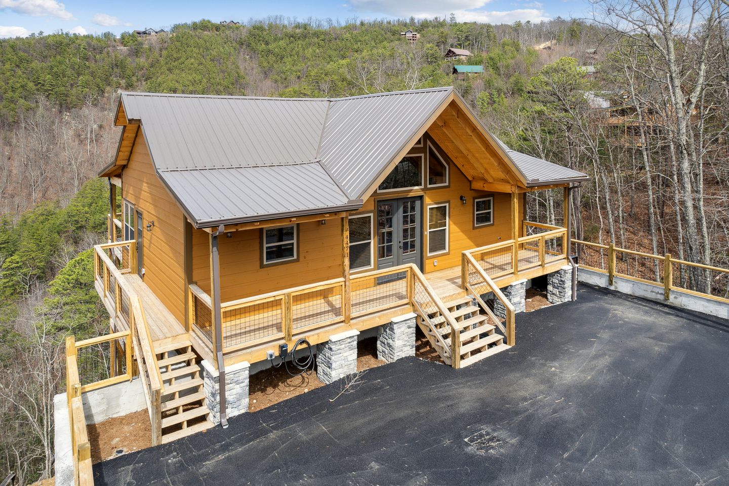 Wonderful Mountain Cabin Retreat with Fully Equipped Exterior, Spa and Pool Table in Sevierville, Tennessee