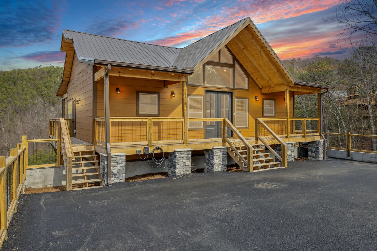 Wonderful Mountain Cabin Retreat with Fully Equipped Exterior, Spa and Pool Table in Sevierville, Tennessee