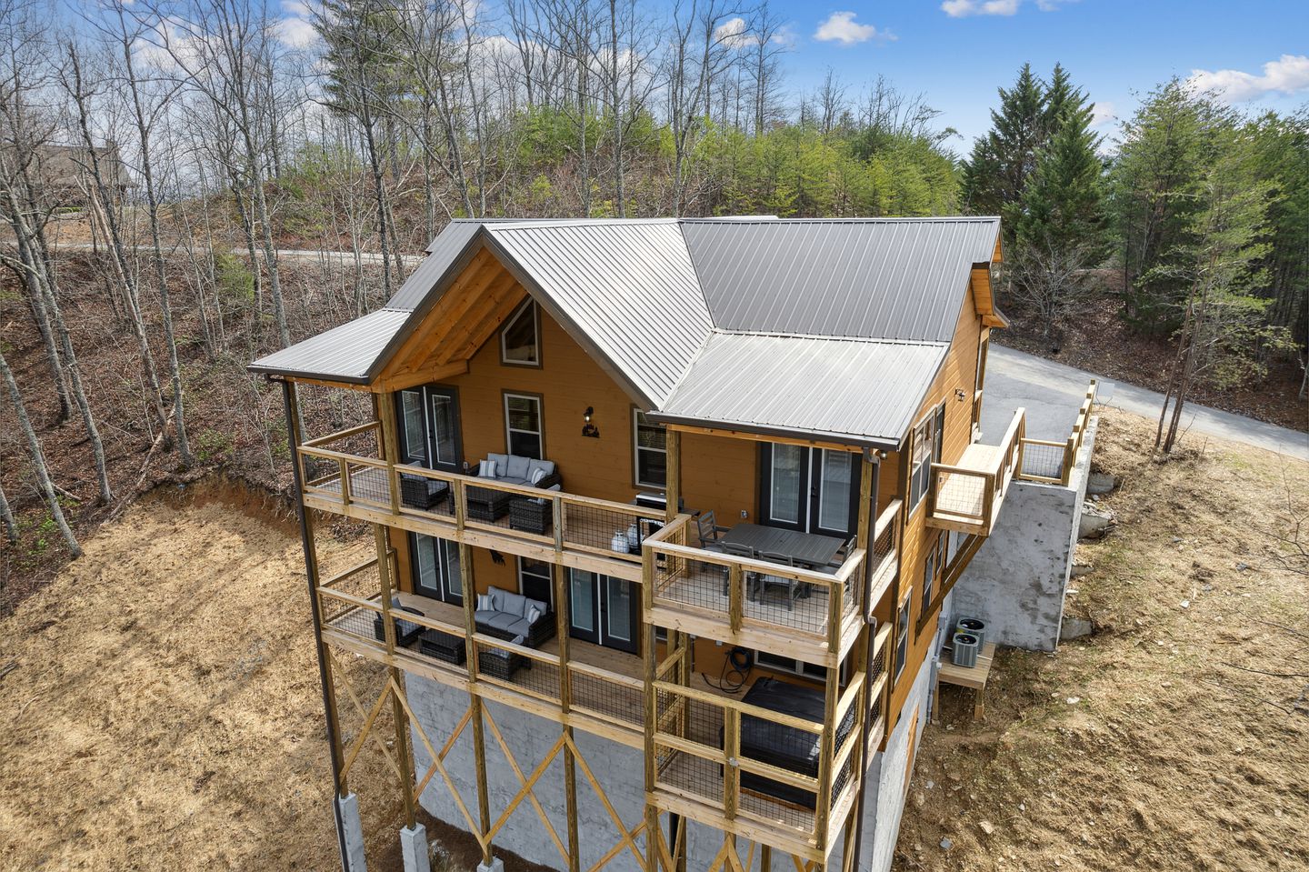 Wonderful Mountain Cabin Retreat with Fully Equipped Exterior, Spa and Pool Table in Sevierville, Tennessee