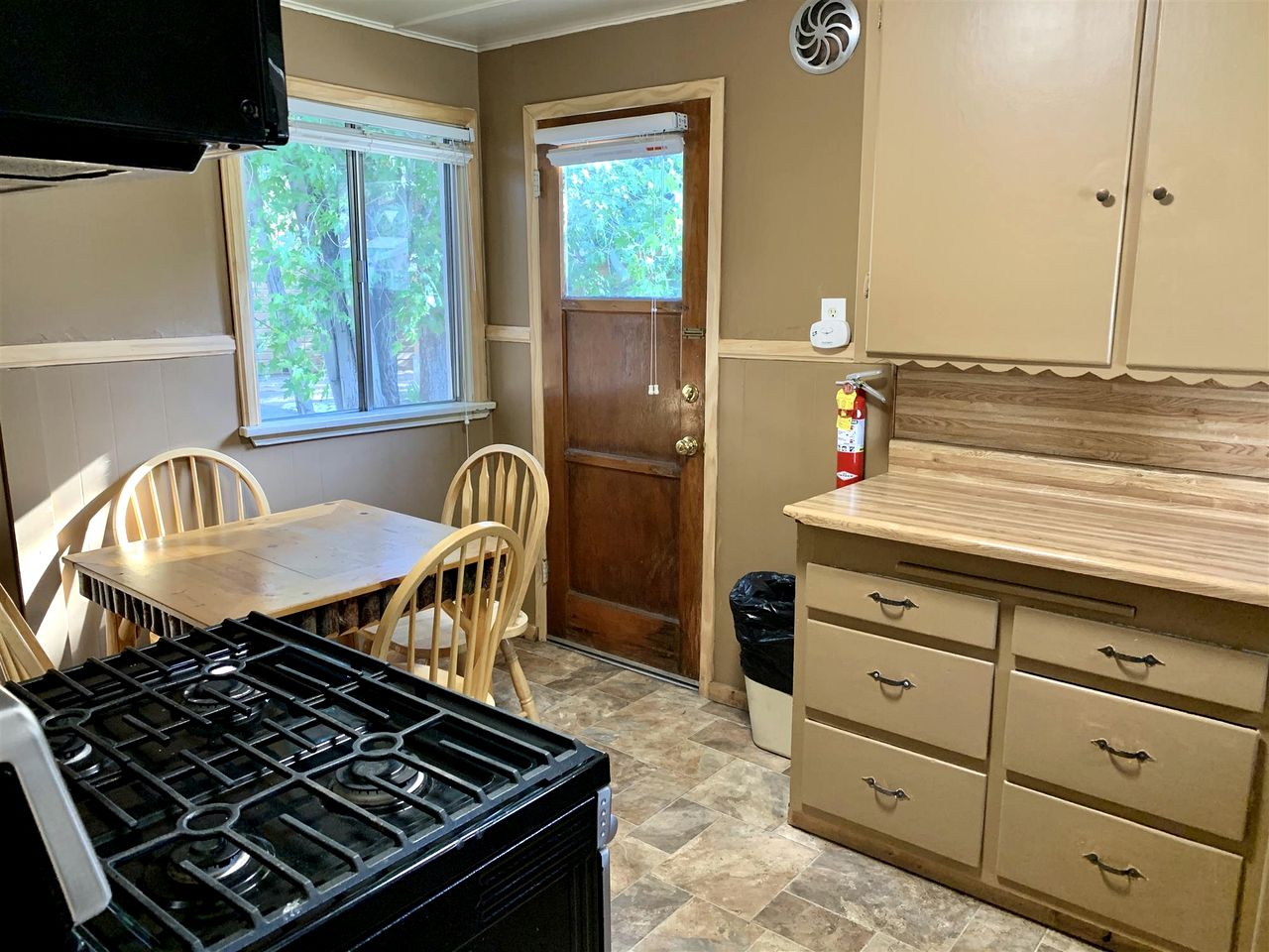 Two Bedroom Cabin in Big Bear with a Wood Burning Fireplace for a Glamping Retreat at the Lake