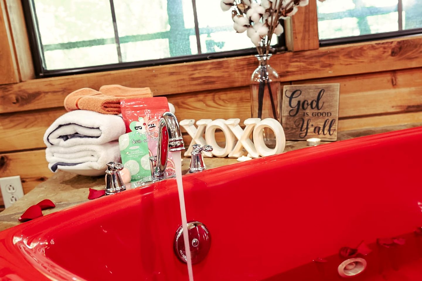 Romantic Glamping Getaway with Hot Tub in the Heart of the Smoky Mountains, Perfect for a Weekend Getaway from Nashville