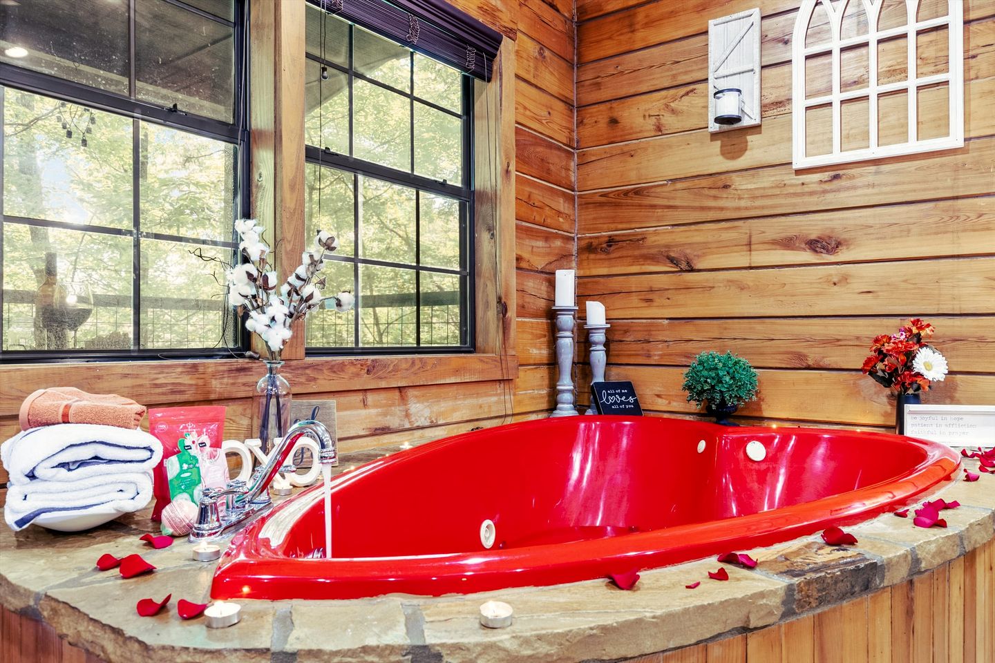Romantic Glamping Getaway with Hot Tub in the Heart of the Smoky Mountains, Perfect for a Weekend Getaway from Nashville