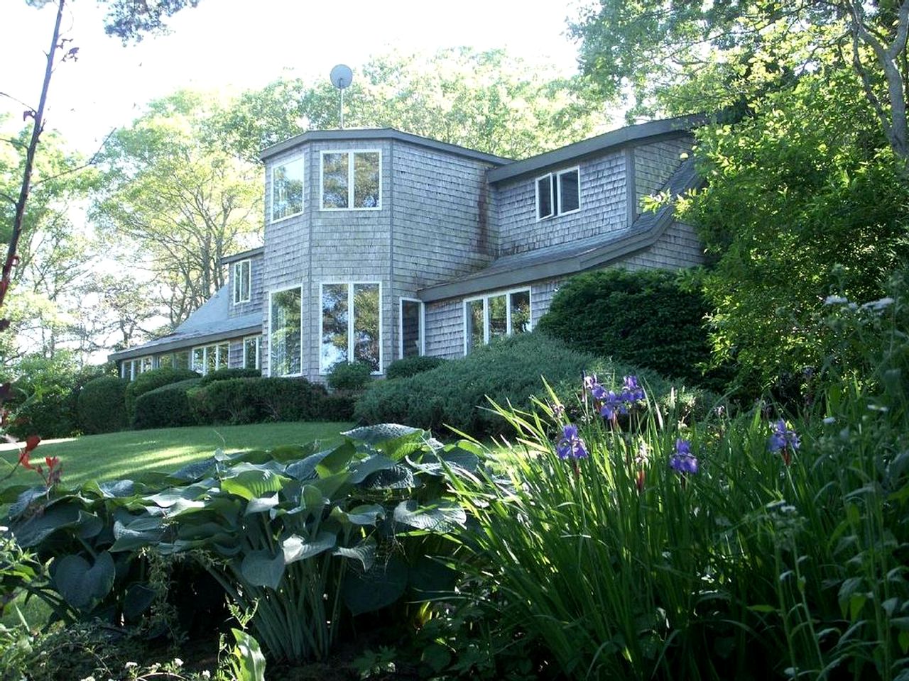 Enchanting Lakefront Cottage with Private Beach in Falmouth, Massachusetts