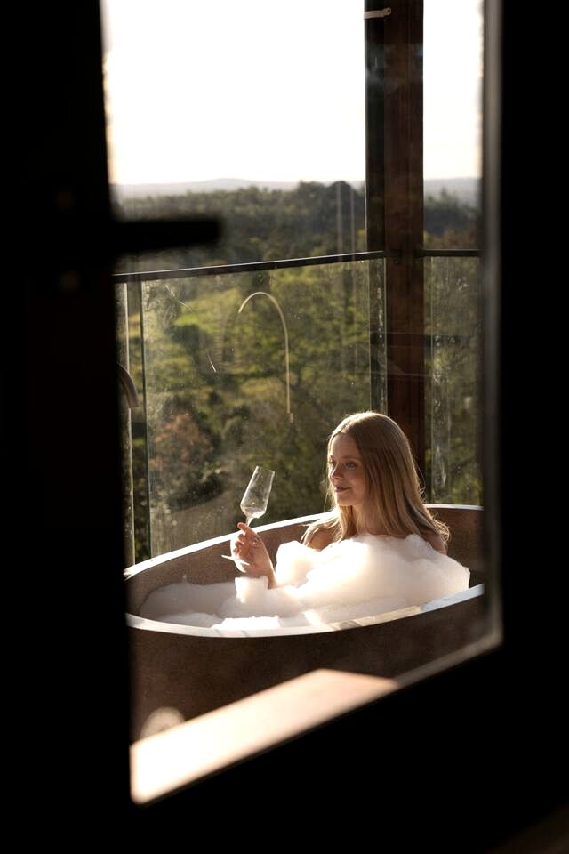 Enchanting Cabin with Outdoor Bathtub, Fire Pit, and Views of Coomba Valley, Perfect for a Romantic Weekend Getaway