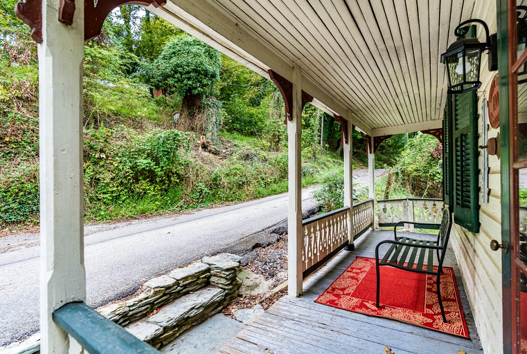 RUEnchanting Cottage, Center of Historic Downtown!, Cottages, Harpers