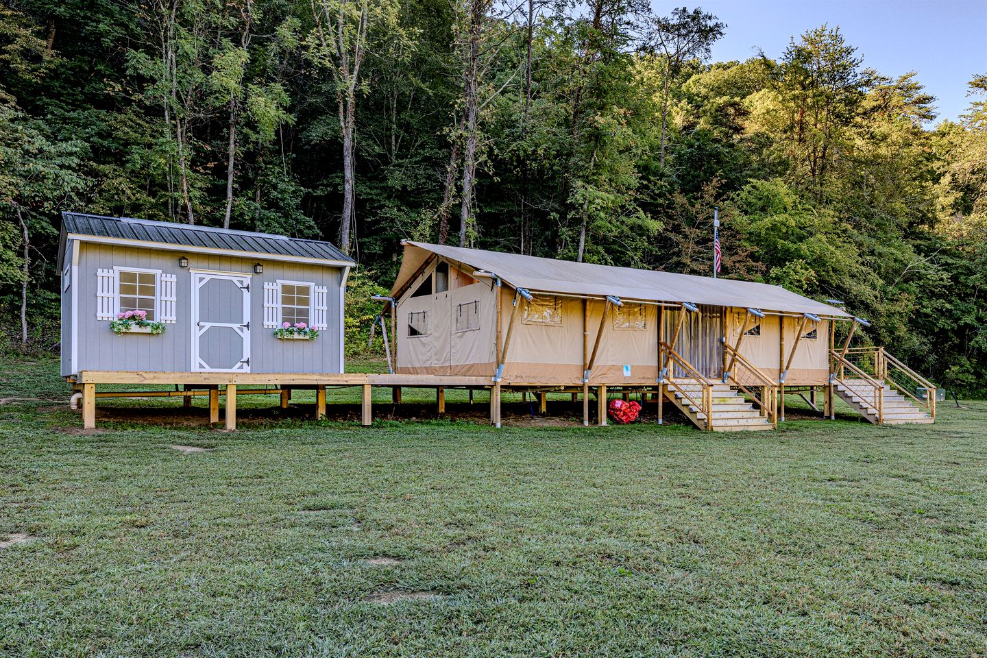 Enchanting Creekside Safari Tent Haven near Smoky Mountain in Tennessee