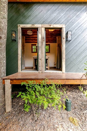 Caravans (United States of America, Lake Toxaway, North Carolina)