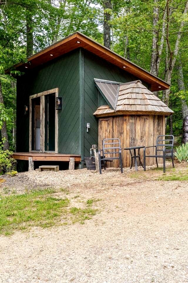 Enchanting Mountain Caravan Retreat with Scenic Trails and Wildlife Encounters in North Carolina