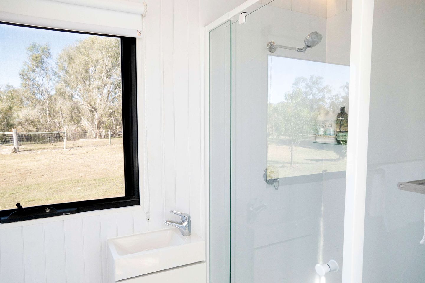 Enchanting Creekfront Tiny House with Stunning Landscape and Wildlife in Queensland, Australia