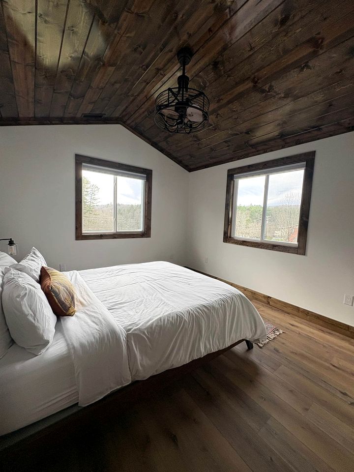 Enchanting Vacation Rental Farmhouse Embraced by Majestic Mountains near the Sparkling River in Lake Toxaway North Carolina