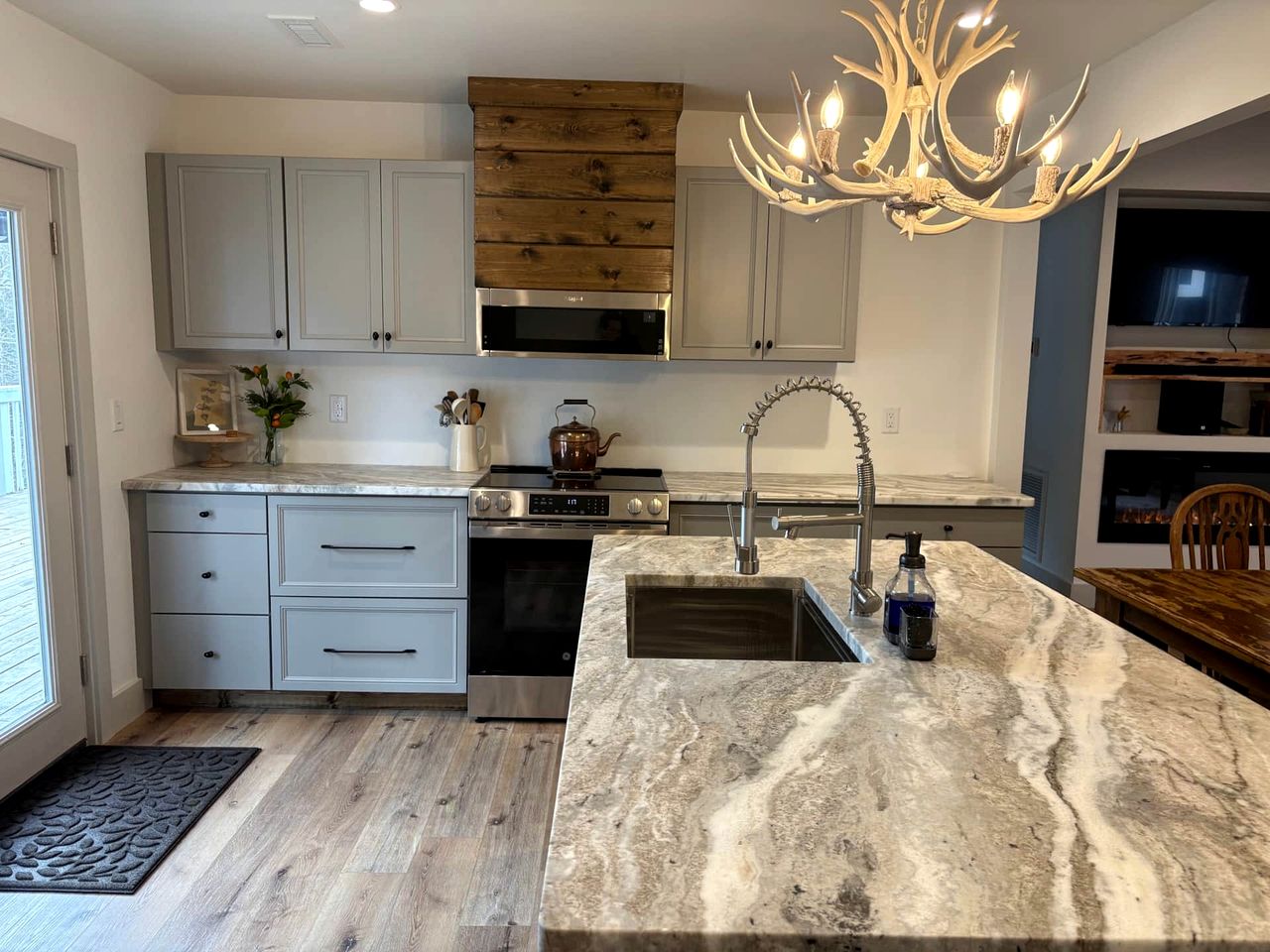 Enchanting Vacation Rental Farmhouse Embraced by Majestic Mountains near the Sparkling River in Lake Toxaway North Carolina