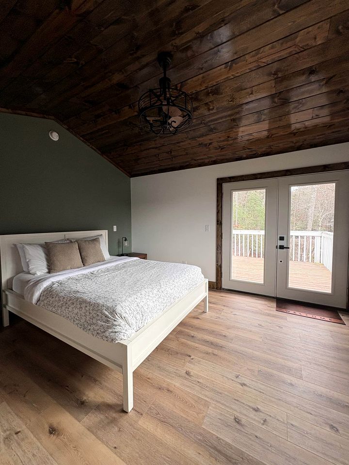 Enchanting Vacation Rental Farmhouse Embraced by Majestic Mountains near the Sparkling River in Lake Toxaway North Carolina