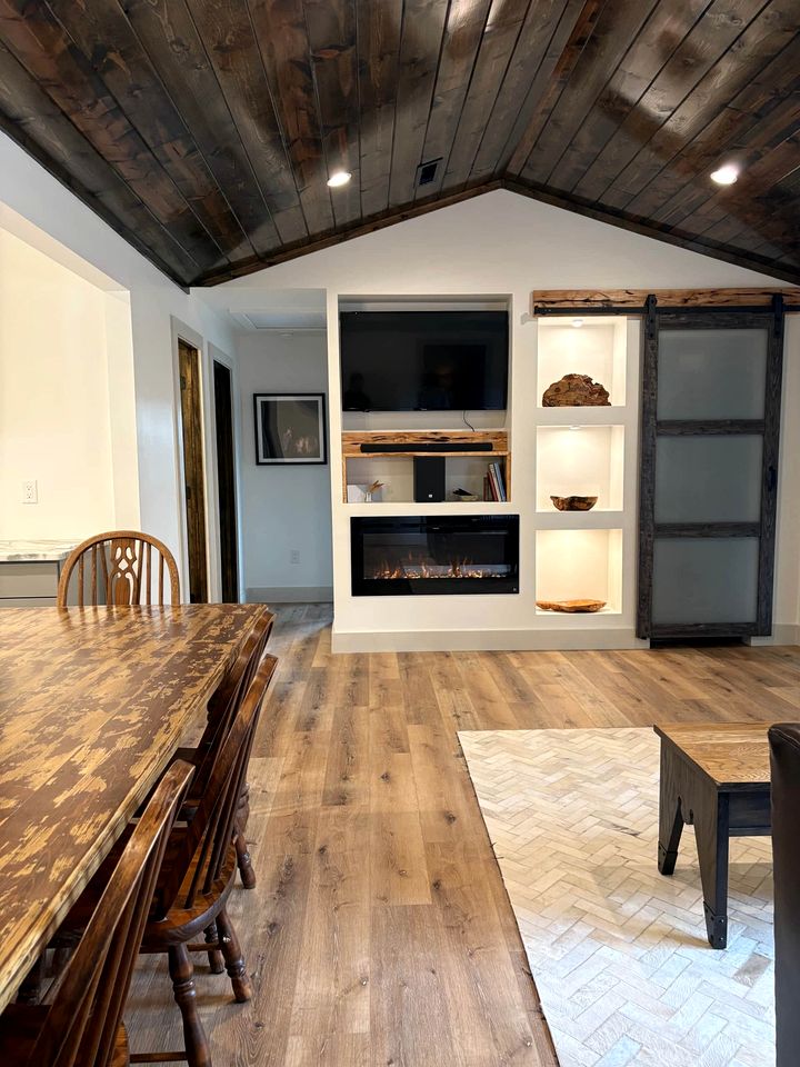 Enchanting Vacation Rental Farmhouse Embraced by Majestic Mountains near the Sparkling River in Lake Toxaway North Carolina