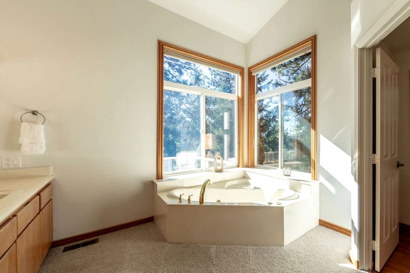 Enchanting Vacation Rental with Breathtaking Lake Views near Lake Fernan in Idaho