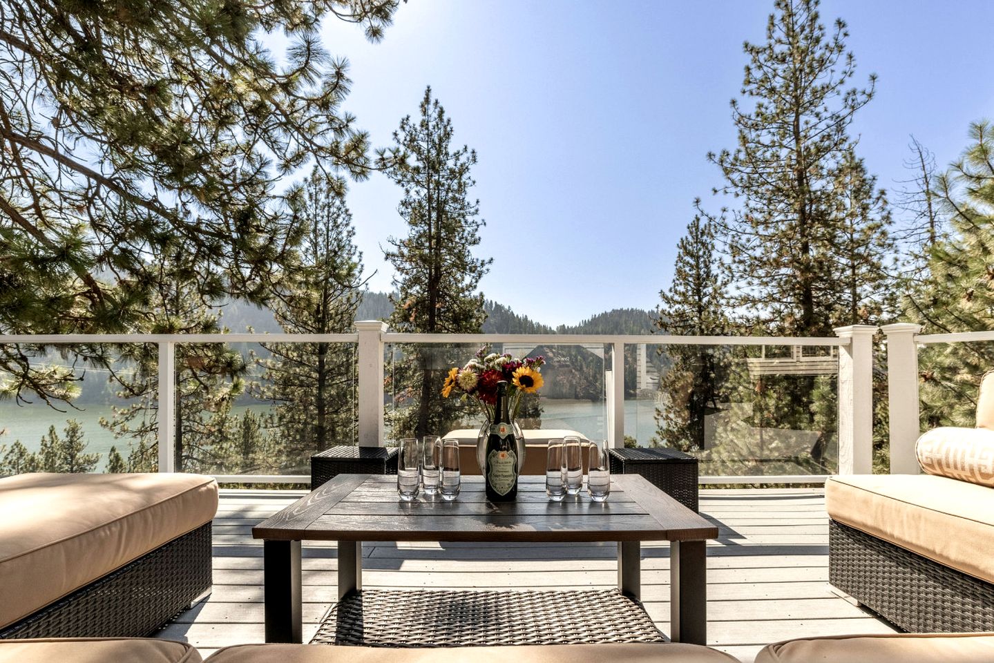 Enchanting Vacation Rentals with Breathtaking Lake Views near Lake Fernan in Idaho