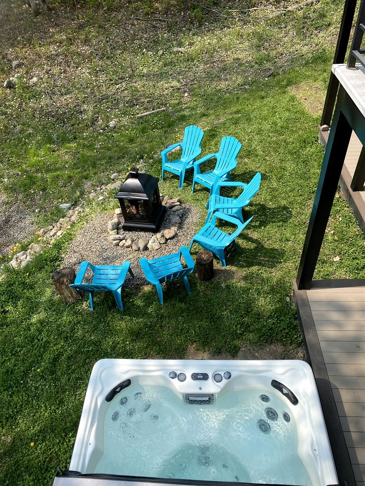 Enchanting Waterfront Cottage with Hut-Tub and Kayaks in Val des Monts, Quebec