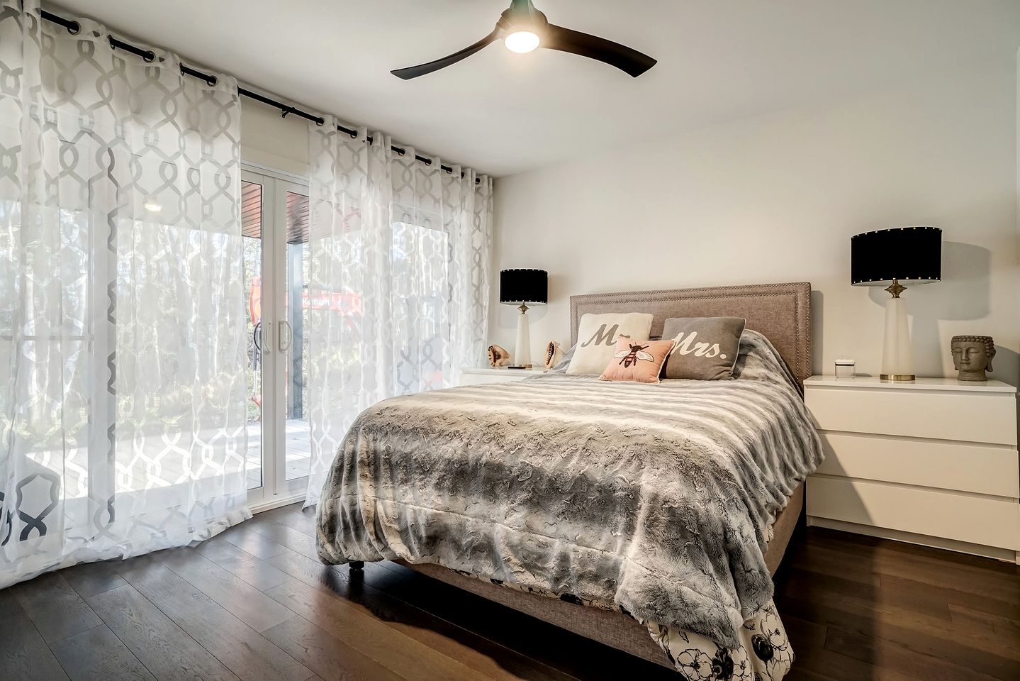 Enchanting Waterfront Cottage with Hut-Tub and Kayaks in Val des Monts, Quebec